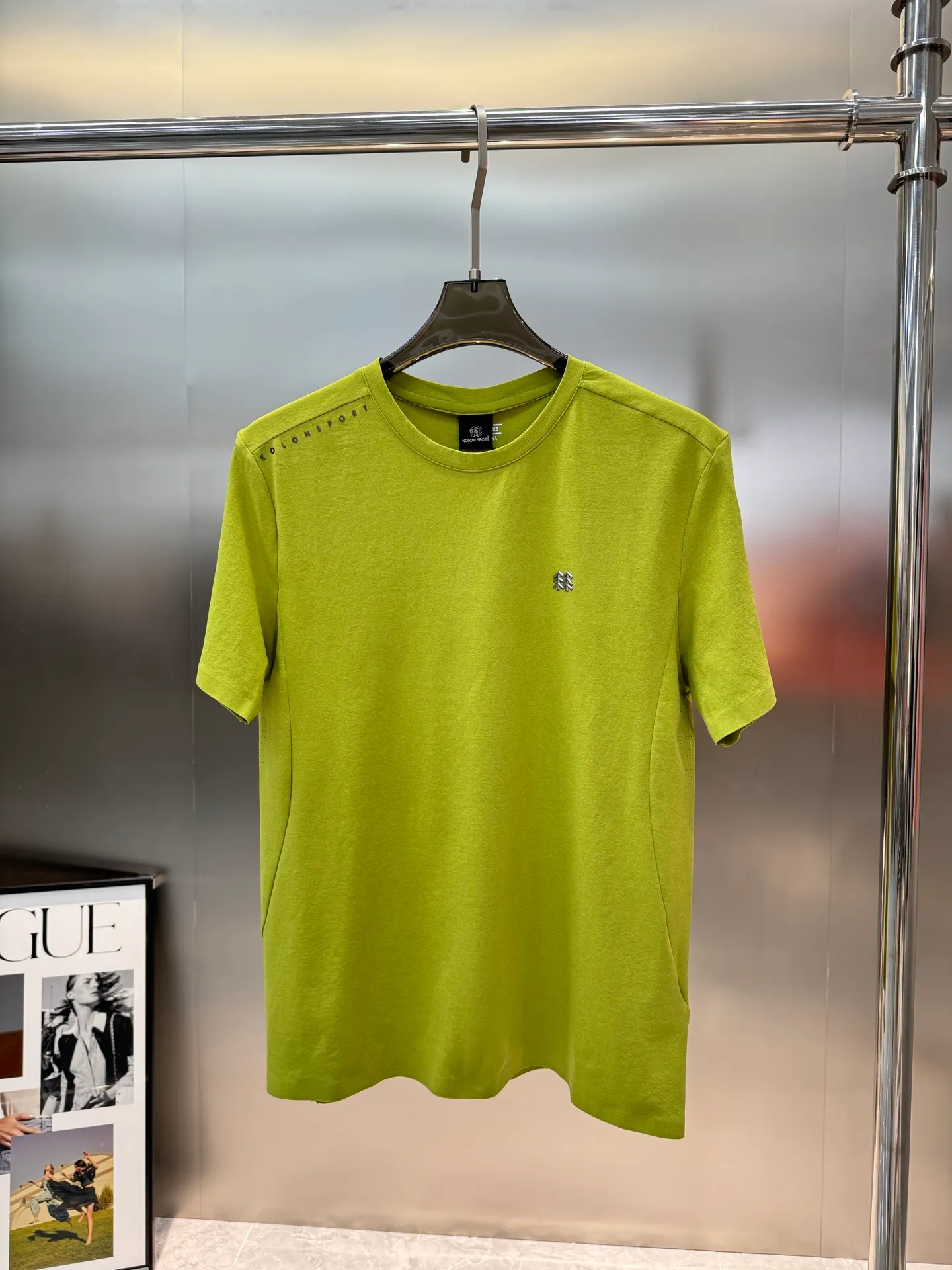 190 ⚜️Buy it if you know the goods! Kolon Sport Kolon Outdoor New Arrival T-shirt. Original product recommendation ❤️ Can be matched as a set. Regular fit outdoor T-shirt. Three-dimensional cutting design. Sports style rhythmic line matching. Comfortable and decent! Original professional outdoor high-tech polyester fabric! Multiple outdoor features. Touch and texture. Breathable holes on both sides. Complete three-dimensional cutting! The fabric is stiff and ribbed. Comfortable and stretchy. Skin-friendly, breathable, cool and comfortable. The three-dimensional upper body is super beautiful, a unique design. All three standards are included. Color: Black.Light Gray.White.Green.Sizes: M-3XL (4xl can be customized) 175/140 pounds recommended L